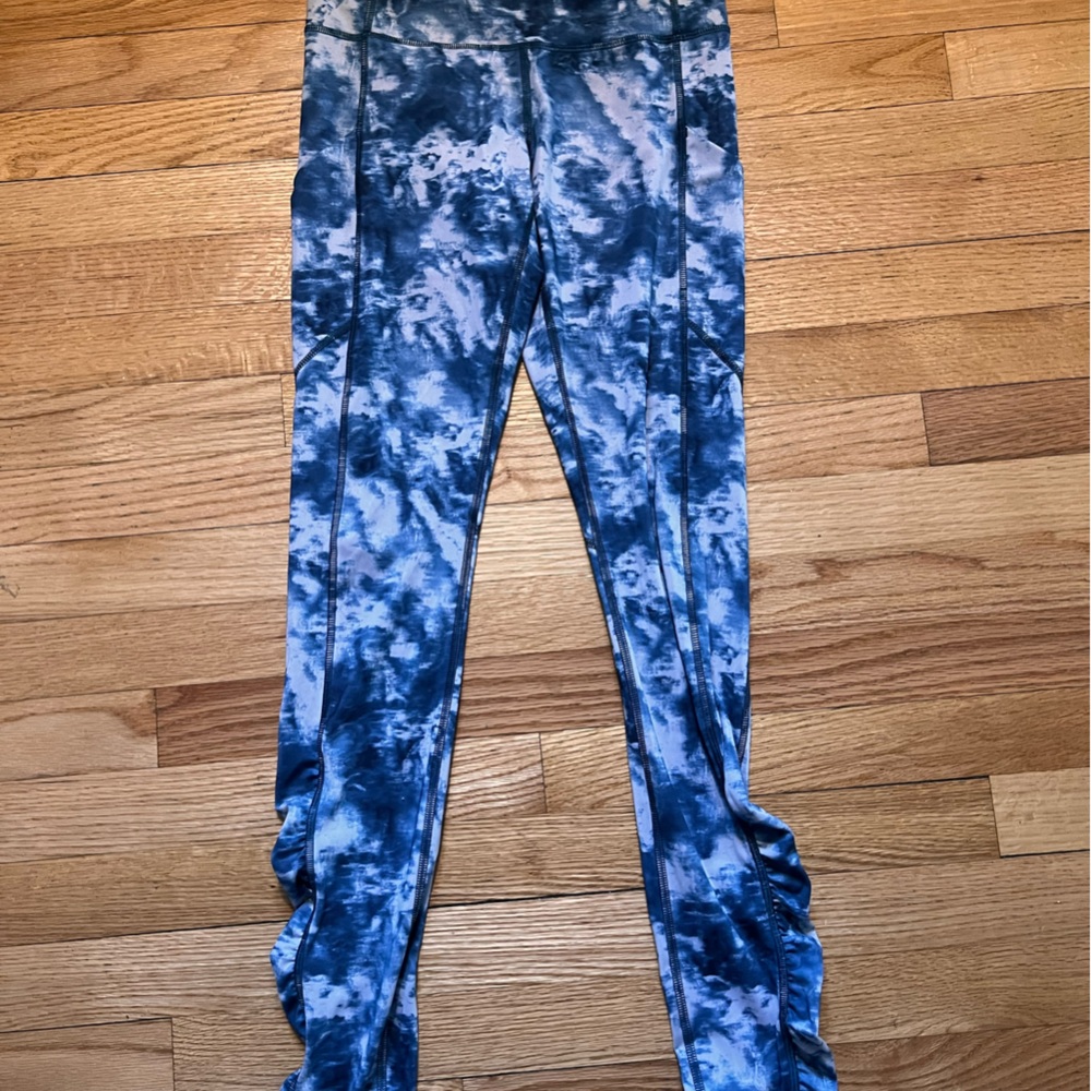 Women’s lululemon cloud pattern Leggings size 4